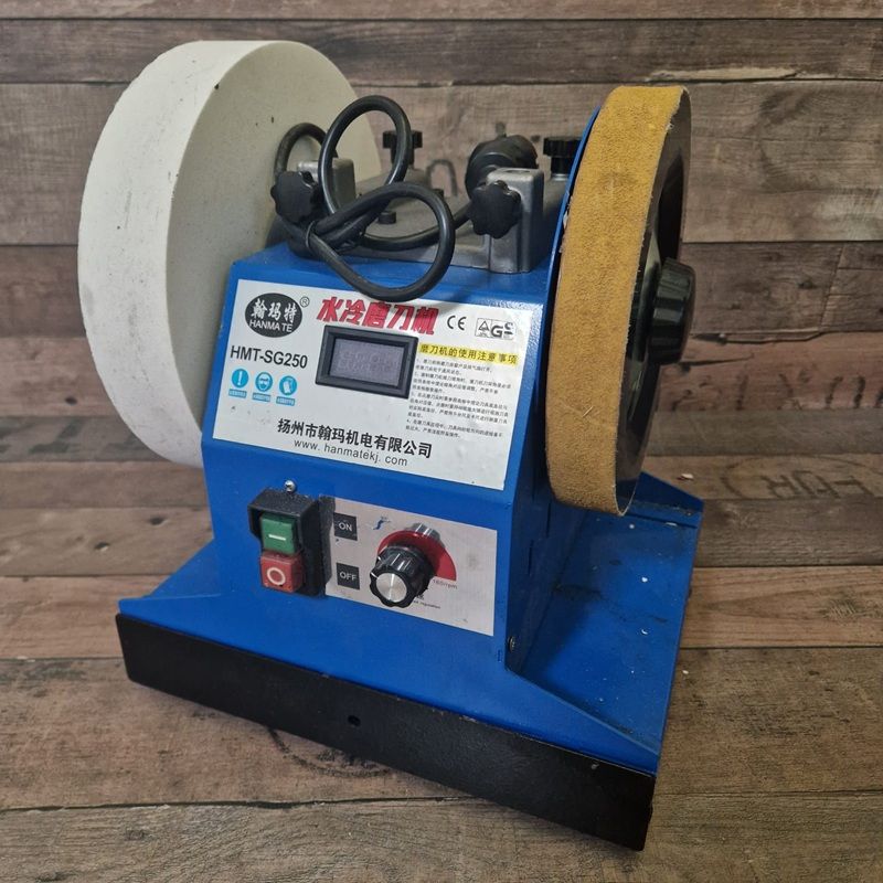 HMT-SG250 asztali nedves/száraz köszörűgép, polírozóval, 370W, - kék (minimálisan szállítássérült) HMT-SG250 asztali nedves/száraz köszörűgép, polírozóval, 370W, - kék (minimálisan szállítássérült)