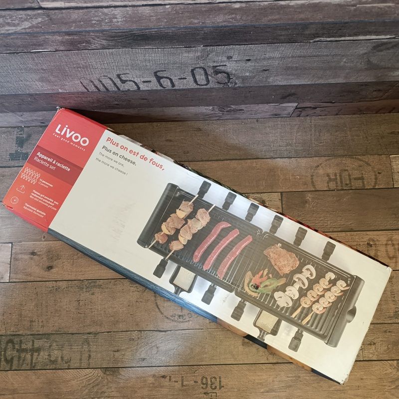 Livoo DOC185 raclette elektromos asztali grill, 12 fő részére, 1800W, 24x75x10cm - fekete (min. esztétikai hibával)