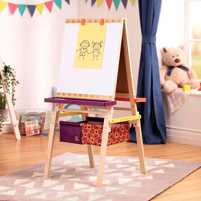 B. Toys Easel Does It kétoldalas fa festőállvány, kréta táblával, polcokkal, tárolókkal (BX1319Z) B. Toys Easel Does It kétoldalas fa festőállvány, kréta táblával, polcokkal, tárolókkal (BX1319Z)