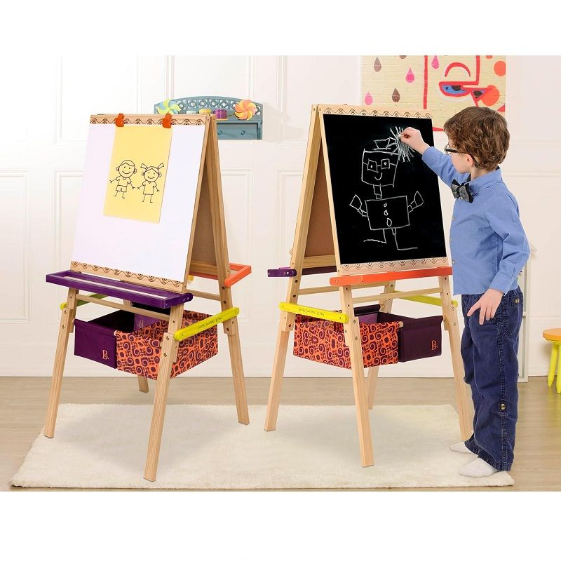 B. Toys Easel Does It kétoldalas fa festőállvány, kréta táblával, polcokkal, tárolókkal (BX1319Z) B. Toys Easel Does It kétoldalas fa festőállvány, kréta táblával, polcokkal, tárolókkal (BX1319Z)