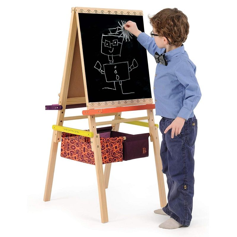 B. Toys Easel Does It kétoldalas fa festőállvány, kréta táblával, polcokkal, tárolókkal (BX1319Z) B. Toys Easel Does It kétoldalas fa festőállvány, kréta táblával, polcokkal, tárolókkal (BX1319Z)
