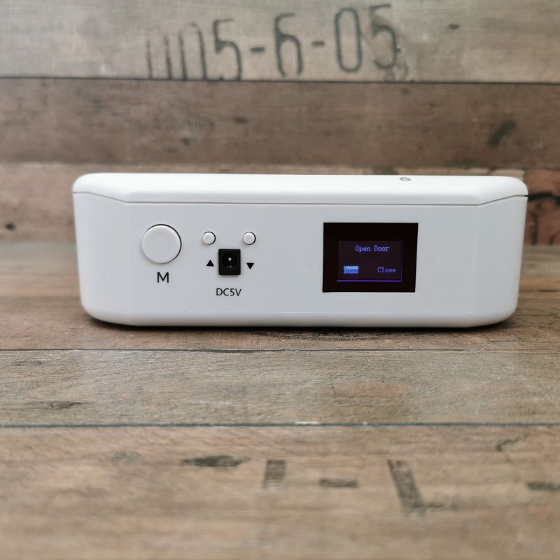 MPM automata kisállat-etető mikrochipes azonosítással, kijelzővel, 2db azonosító medállal - fehér (44326)